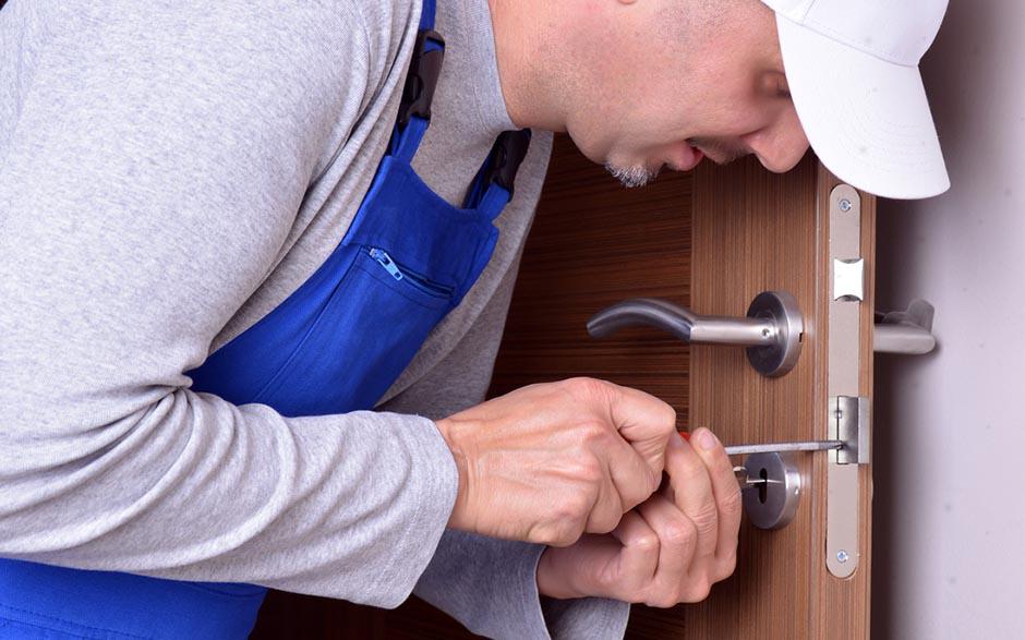 installer serrure porte Paris 12